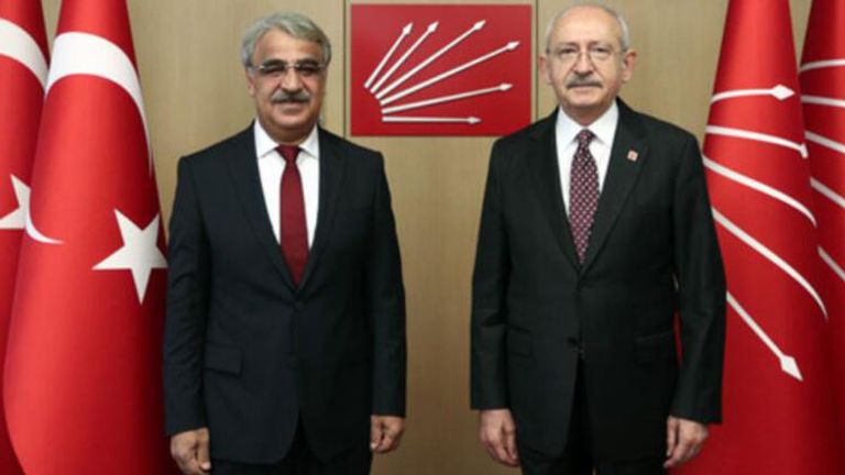 مظاهرة سابقة مؤيدة لحزب الشعوب الديمقراطي