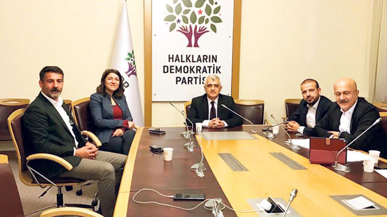 قادة حزب الشعوب الديمقراطي بمقر الحزب مظاهرة سابقة مؤيدة لحزب الشعوب الديمقراطي