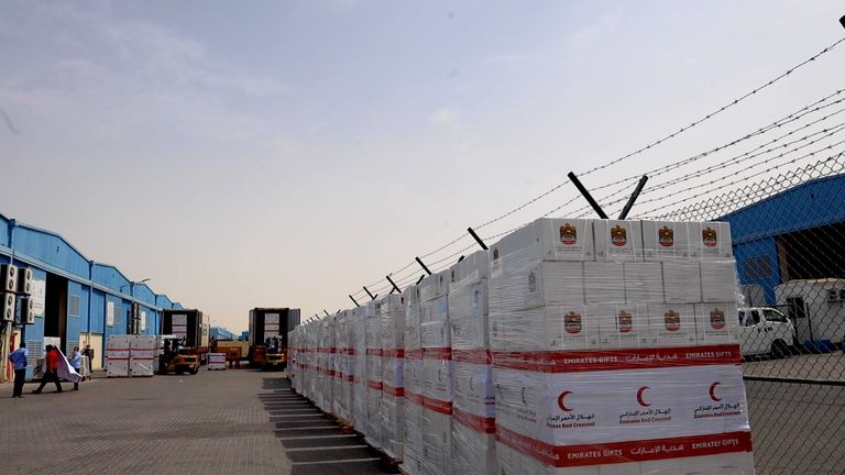 جانب من شحنات التمور الإماراتية في طريقها إلى الدول الشقيقة