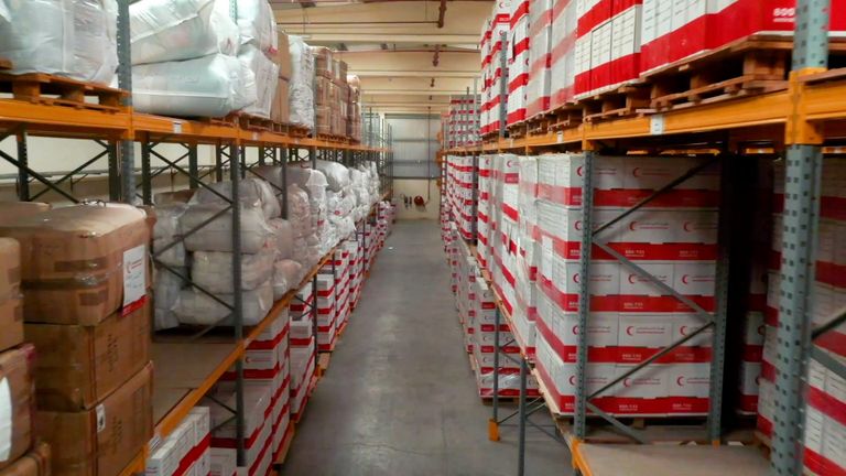 جانب من شحنات التمور الإماراتية في طريقها إلى الدول الشقيقة