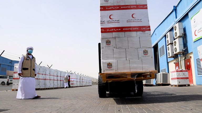 جانب من شحنات التمور الإماراتية في طريقها إلى الدول الشقيقة