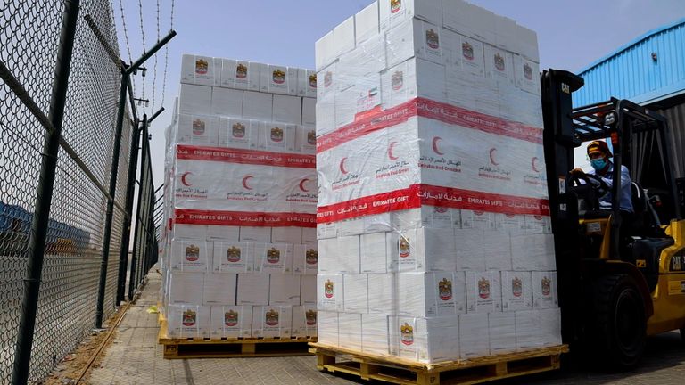 جانب من شحنات التمور الإماراتية في طريقها إلى الدول الشقيقة