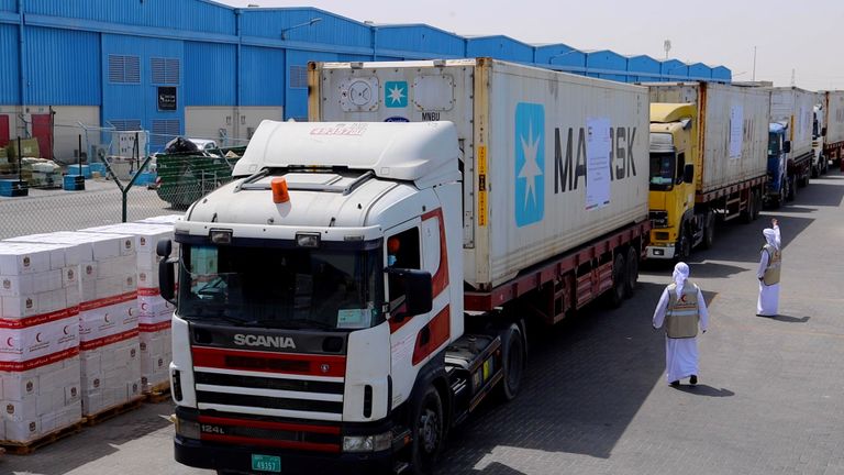 جانب من شحنات التمور الإماراتية في طريقها إلى الدول الشقيقة