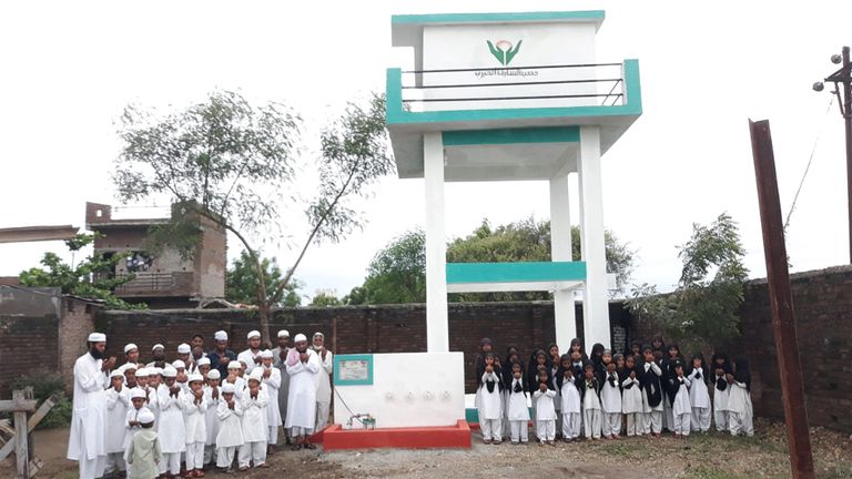 مواطنون في إحدى الدول الأفريقية حيث تم حفر بئر ماء