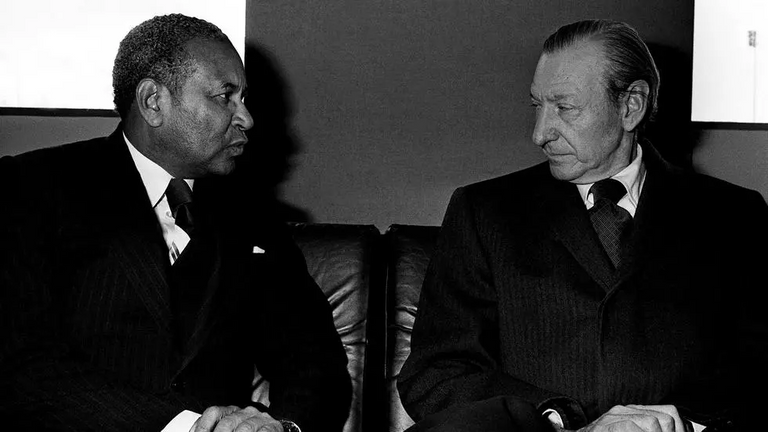 أحمد مختار مبو المدير العام لمنظمة اليونسكو وكورت فالدهايم الأمين العام للأمم المتحدة