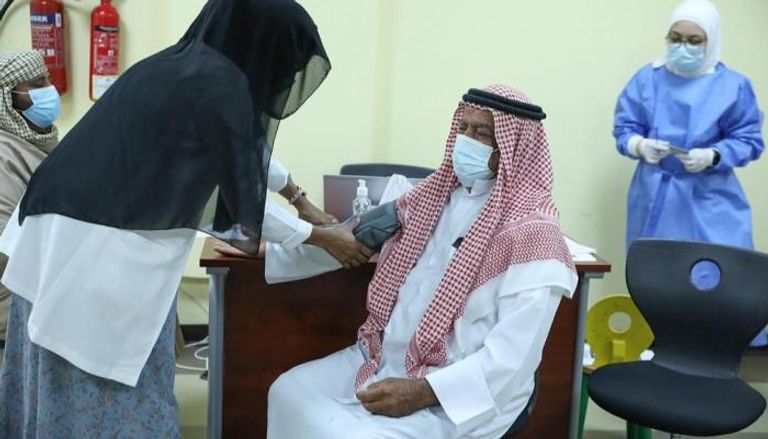الإمارات تدعو جميع سكانها للتطعيم ضد كورونا
