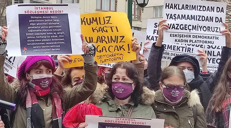 احتجاجات نسوية تجتاح مدنا تركية من إحدى الوقفات الاحتجاجية النسائية بتركيا