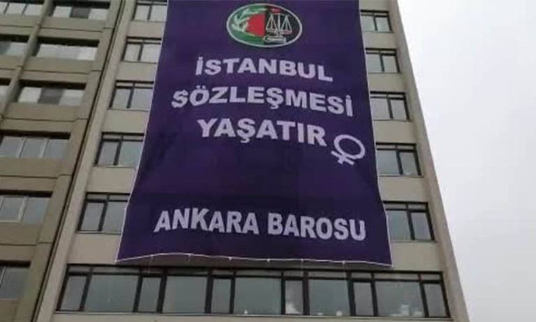 احتجاجات نسوية تجتاح مدنا تركية من إحدى الوقفات الاحتجاجية النسائية بتركيا