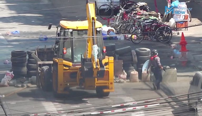 محتجون خلف المتاريس التي صنعوها في ميانمار للاحتماء من الأمن - رويترز