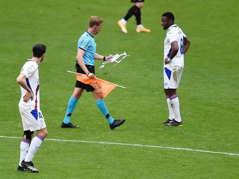 حكم مواجهة بلباو أمام إيبار يخرج طائرة الدرون من الملعب من مواجهة بلباو أمام إيبار بالدوري الإسباني