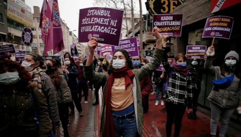 مظاهرات نسائية في تركيا احتجاجا على قرار أنقرة - رويترز