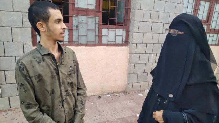 أم أمير مع ابنها