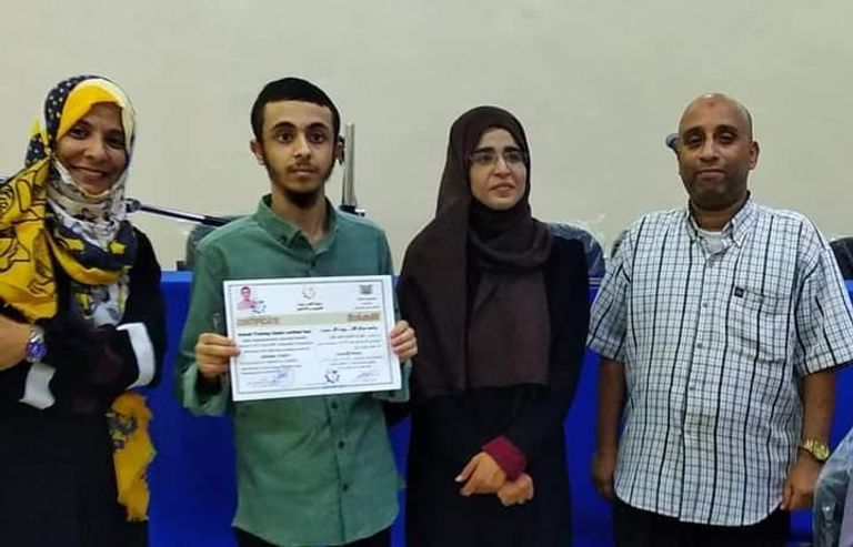 أم أمير مع ابنها