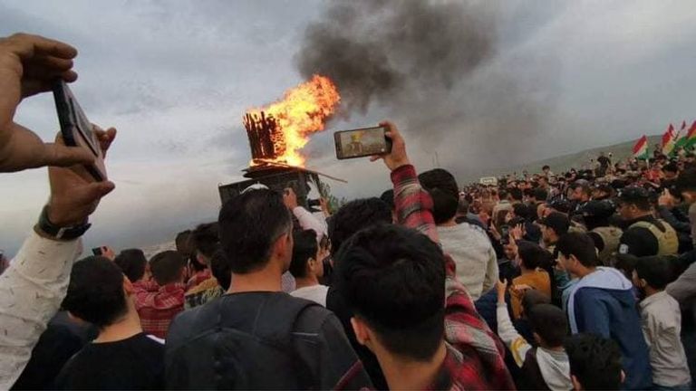 محتفلون كرد بعيد النوروز يوقدون النيران في شمال العراق