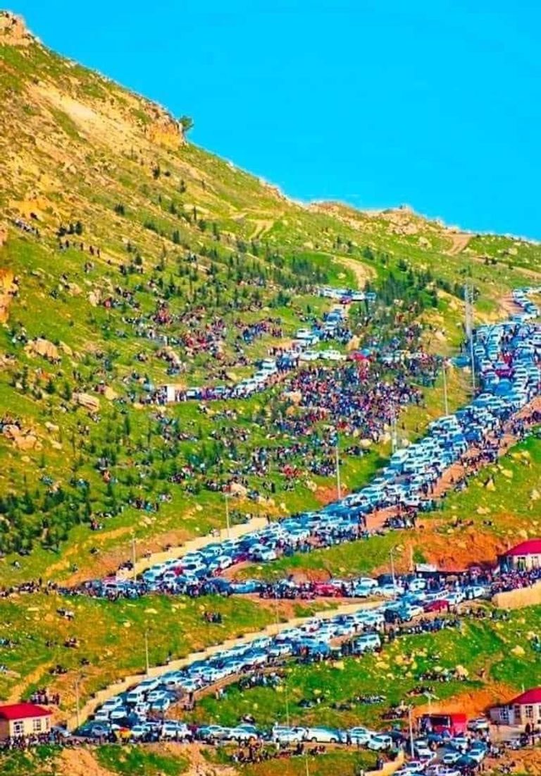 محتفلون كرد بعيد النوروز يوقدون النيران في شمال العراق