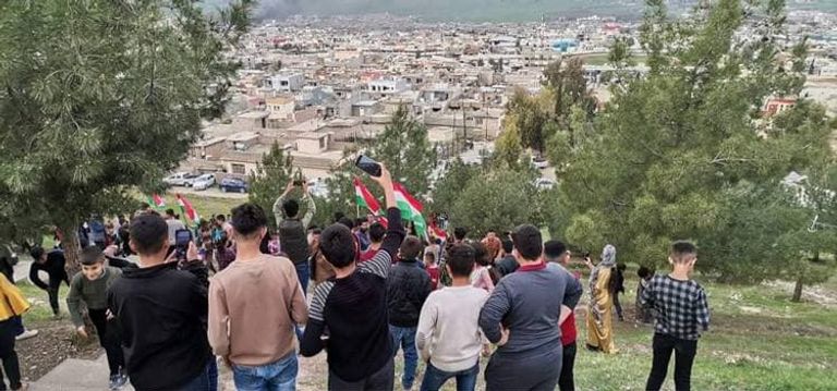 محتفلون كرد بعيد النوروز يوقدون النيران في شمال العراق