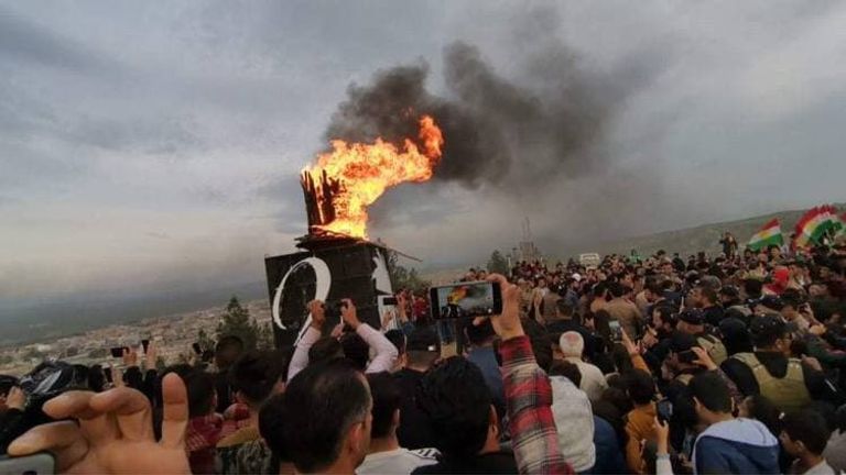 محتفلون كرد بعيد النوروز يوقدون النيران في شمال العراق