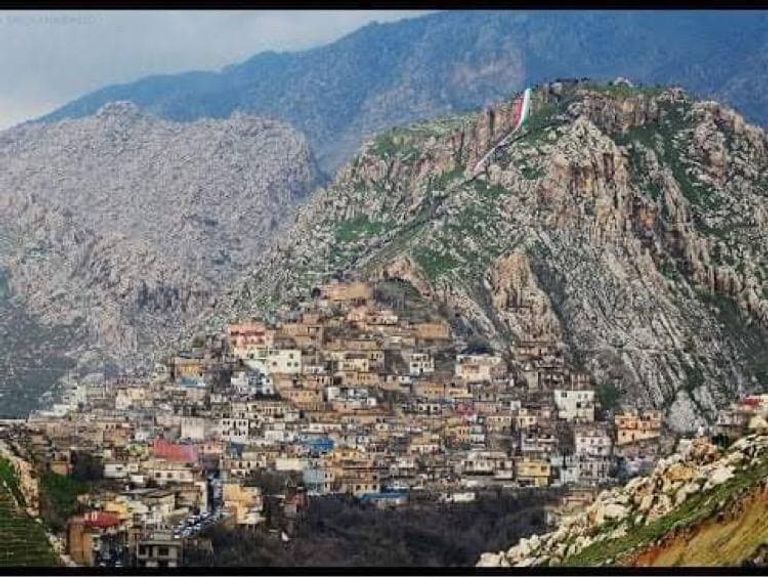 محتفلون كرد بعيد النوروز يوقدون النيران في شمال العراق