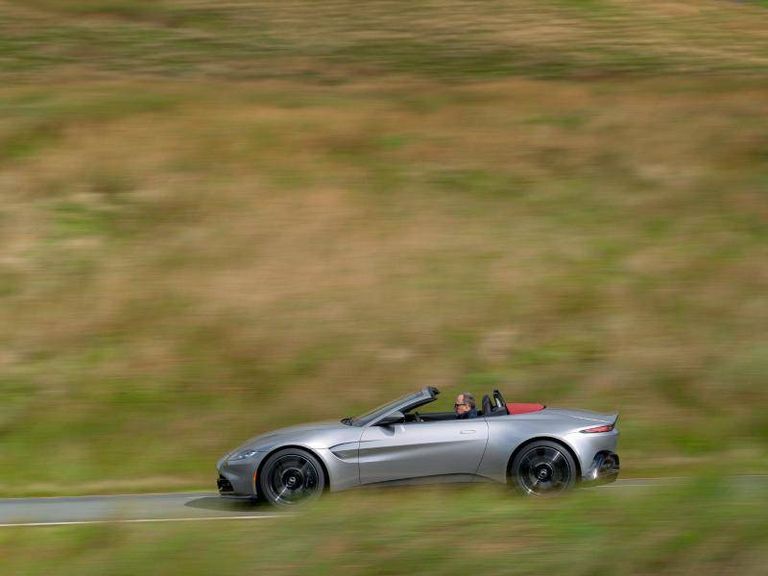 أستون مارتن Vantage Roadster