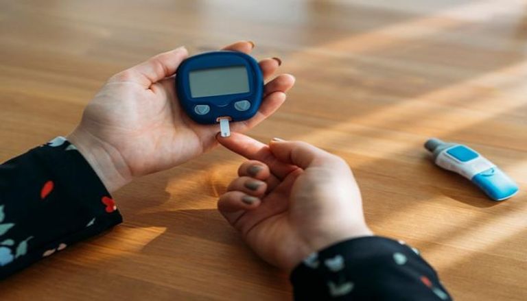جهاز قياس نسبة السكر في الدم- أرشيفية