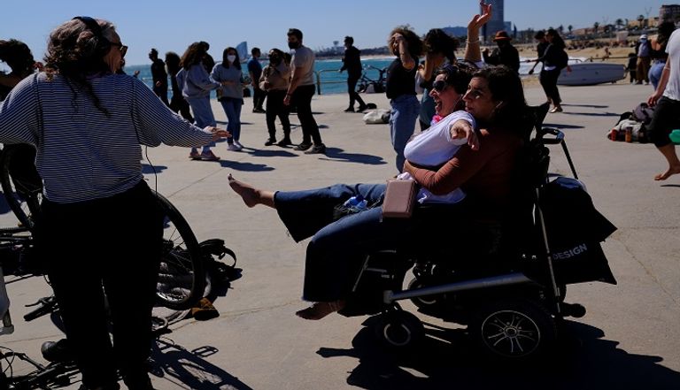 أشخاص يشاركون في حفل رقص صامت بإسبانيا