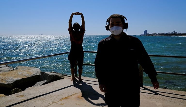 أشخاص يشاركون في حفل رقص صامت بإسبانيا