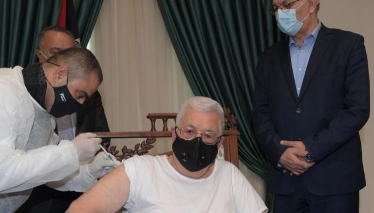 الرئيس الفلسطيني اثناء تلقيه اللقاح