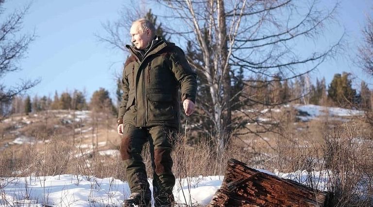 بوتين ووزير دفاع في غابات التايغا في سيبيريا