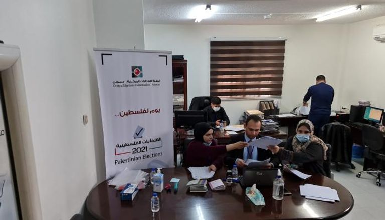 لجنة الانتخابات الفلسطينية تستقبل أوراق القوائم  في غزة