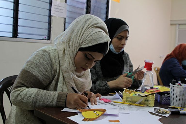 الفتيات في مرحلة إعداد الشخصيات