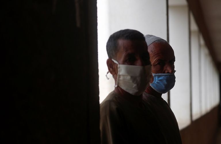 ممرضة تحضر جرعة من لقاح أسترازينيكا