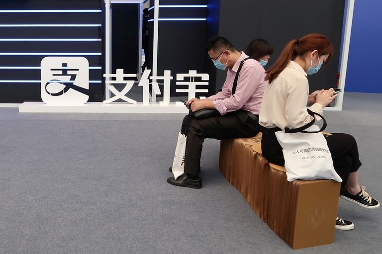 ممرضة تحضر جرعة من لقاح أسترازينيكا