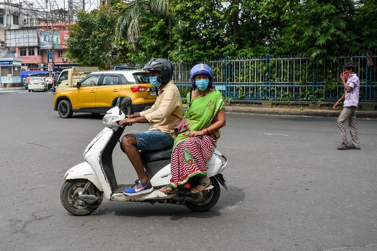 ممرضة تحضر جرعة من لقاح أسترازينيكا