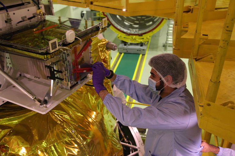 الإمارات تطلق بنجاح القمر الصناعي النانومتري "دي إم سات 1"
