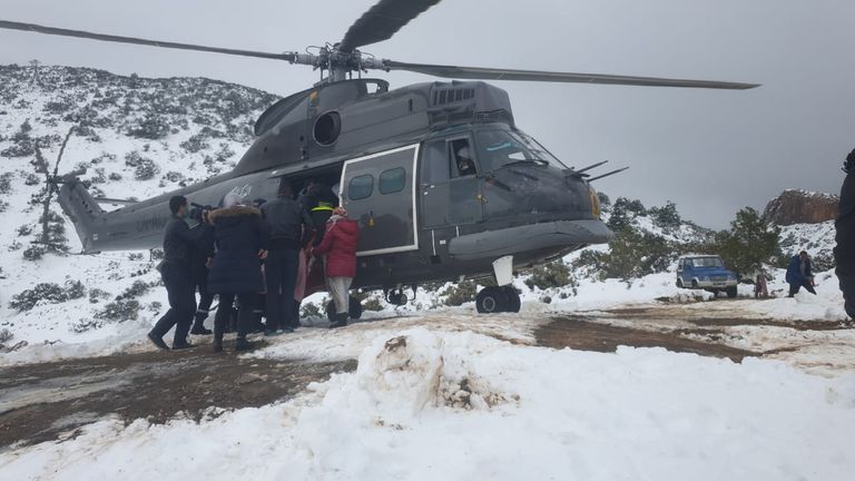 المروحية التي تدخلت لإنقاذ المرأة الحامل وسط الثلوج