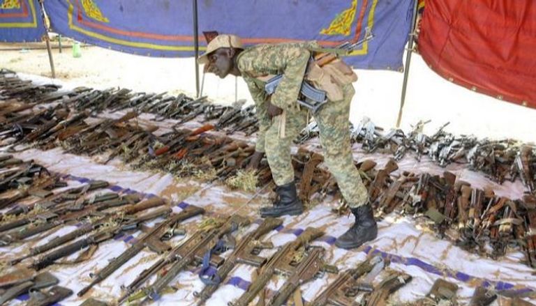 جندي سوداني يجمع الأسلحة طوعا من قبل سكان ولاية جنوب دارفور في  2017
