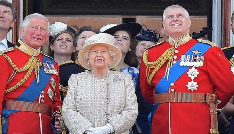 الملكة إليزابيث تتوسط الأميرين تشارلز وأندرو