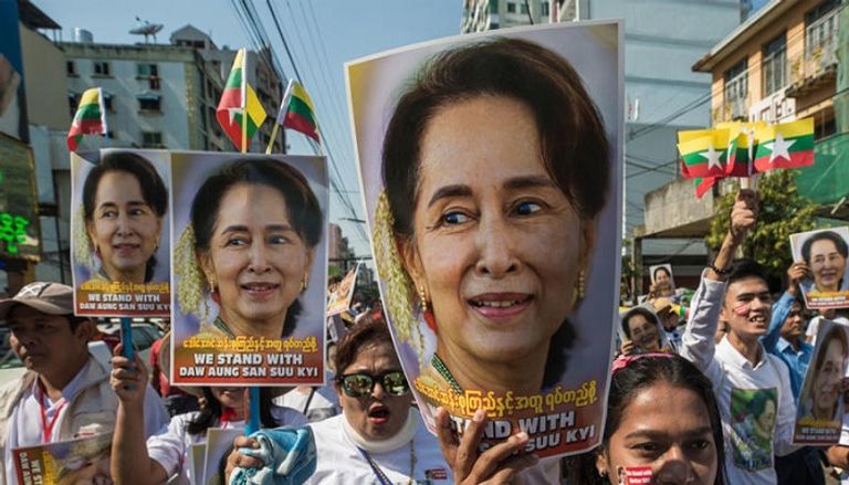 المتظاهرون في ميانمار ينددون بالانقلاب رافعين صورة قائد الجيش