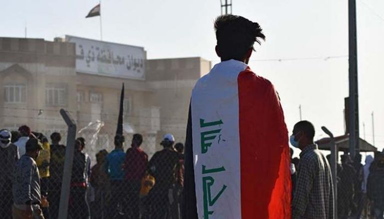 متظاهرون أمام مبنى محافظة ذي قار العراقية 