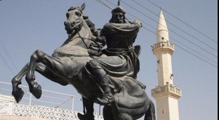 تمثال لصلاح الدين الأيوبي ساحة الشهداء بقلعة الكرك الأثرية أربيل عاصمة إقليم كردستان العراق