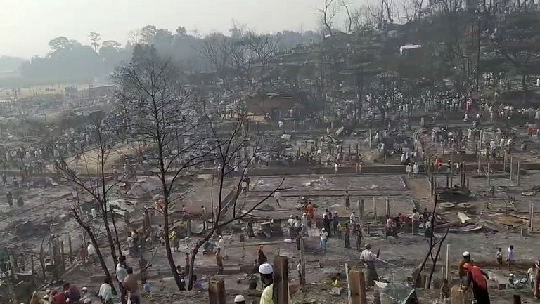 ألسنة الدخان تتصاعد من موقع الحريق