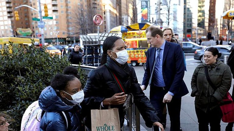 سيدة تتلقى تطعيم كورونا