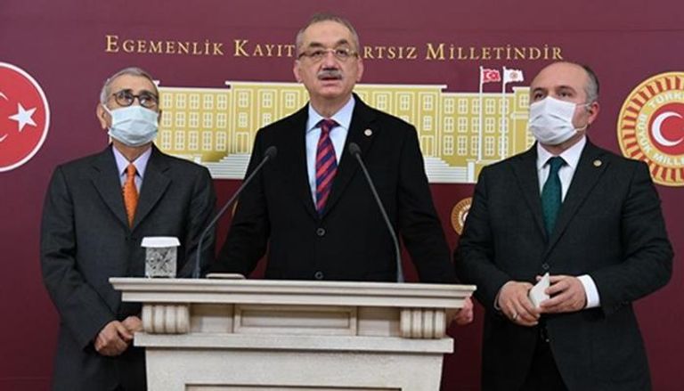 المعارض إسماعيل طاطلي أوغلو خلال المؤتمر الصحفي بإسطنبول