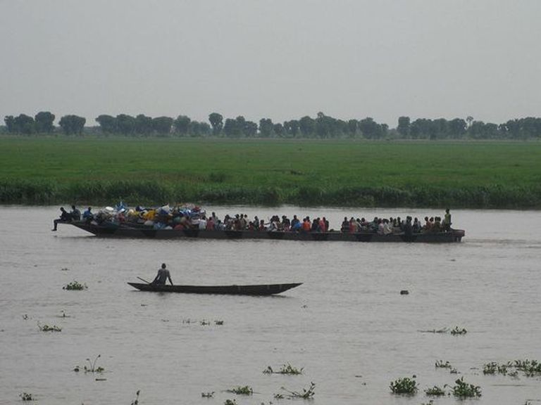 قارب نهري لنقل المدنيين- دولة جنوب السودان- أرشيفية