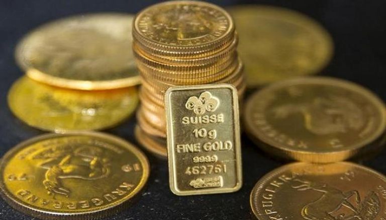 الذهب يهبط مع صعود الدولار لأعلى مستوى في أسبوعين