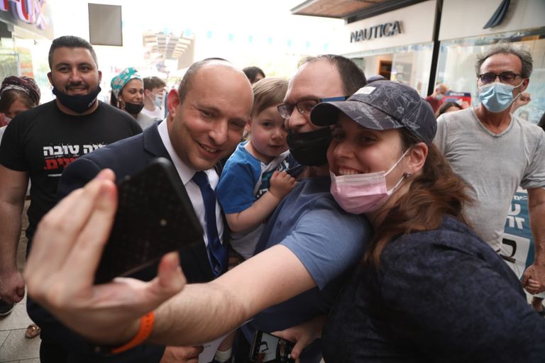 نفتالي بينيت خلال جولة انتخابية