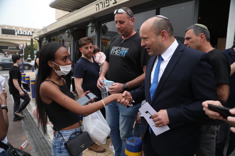 نفتالي بينيت خلال جولة انتخابية