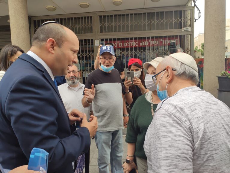 نفتالي بينيت خلال جولة انتخابية