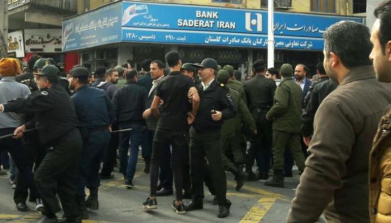 الأمن الإيراني يعتقل محتجين - أرشيفية
