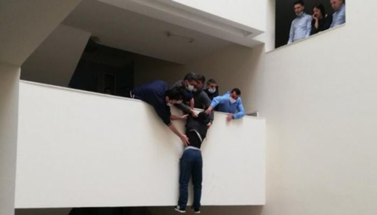 المواطن التركي أثناء محاولة الانتحار بمحكمة أضنة